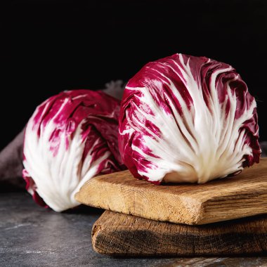 Turpla karanlık bir arka plan üzerinde. Bir vegan ve bir vegetaria için