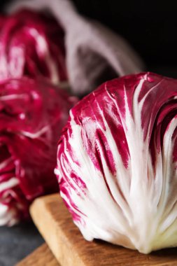 Turpla karanlık bir arka plan üzerinde. Bir vegan ve bir vegetaria için