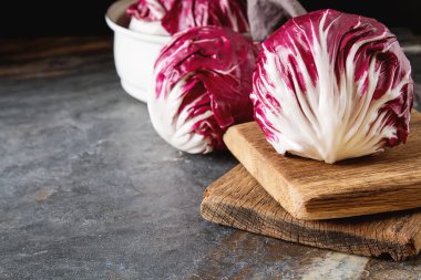 Turpla karanlık bir arka plan üzerinde. Bir vegan ve bir vegetaria için