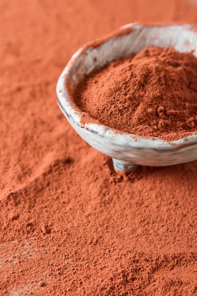 Naturliga kakaopulver i en lera skål för choklad och bakning. Co — Stockfoto