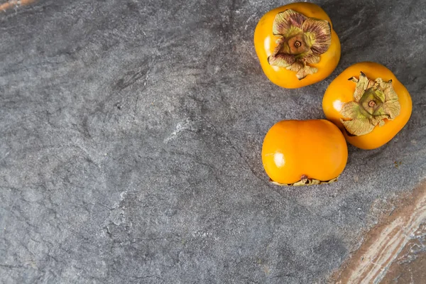 熟したオレンジの柿。食事療法や、菜食主義の食糧の概念. — ストック写真