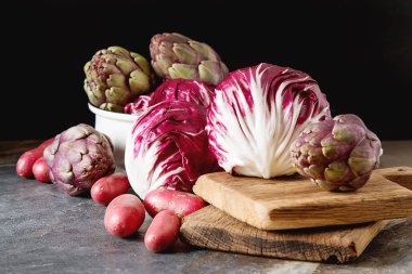 Turpla ile mor patates ve enginar koyu bir adam üzerinde