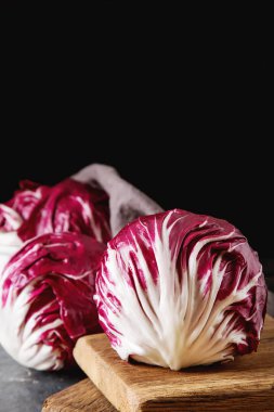 Turpla karanlık bir arka plan üzerinde. Bir vegan ve bir vegetaria için