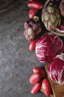 Turpla ile mor patates ve enginar koyu bir adam üzerinde