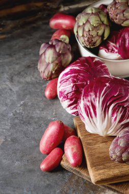 Turpla ile mor patates ve enginar koyu bir adam üzerinde