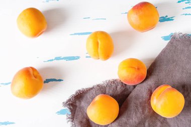 Olgun kayısı bir kase. Beyaz arka plan. Bir vegan gıda ve 