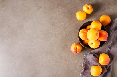 Olgun kayısı bir kase. Koyu arka plan. Bir vegan yemek ve bir