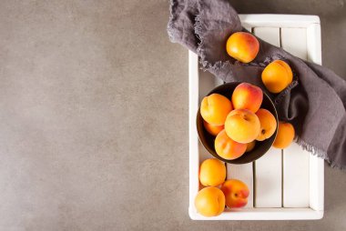 Olgun kayısı bir kase. Koyu arka plan. Bir vegan yemek ve bir