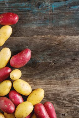 Çok renkli patates, koyu arka plan vücut. Çiftlik Pazar. Fo