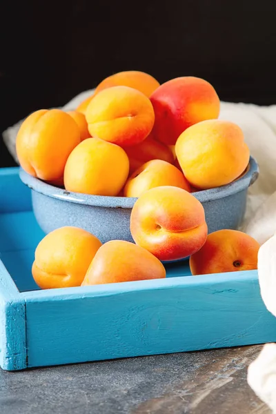 Ripe apricots in a bowl. Dark background. Food for a vegan and a — Stock Photo, Image