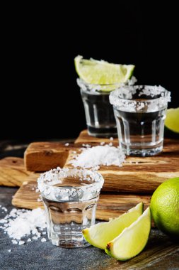 Tekila kireç ve deniz ile gümüş tuz. Koyu arka plan. Selectiv