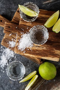 Tekila kireç ve deniz ile gümüş tuz. Koyu arka plan. Selectiv