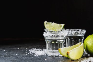 Tekila kireç ve deniz ile gümüş tuz. Koyu arka plan. Selectiv