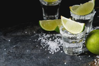 Tekila kireç ve deniz ile gümüş tuz. Koyu arka plan. Selectiv