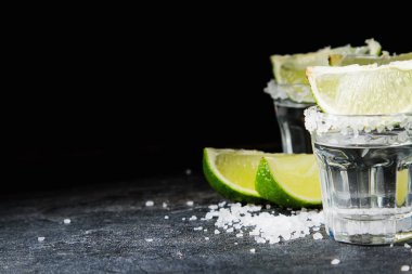 Tekila kireç ve deniz ile gümüş tuz. Koyu arka plan. Selectiv