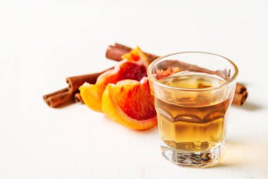 Kırmızı portakal ve tarçın ile altın tekila. Işık beyaz backgro