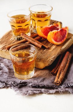 Kırmızı portakal ve tarçın ile altın tekila. Işık beyaz backgro