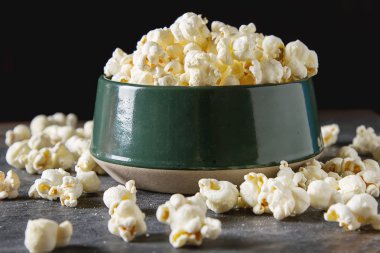 Bir bardak tuzlu patlamış mısır. Koyu arka plan. Seçici odak. Hızlı 