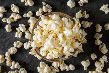 Bir bardak tuzlu patlamış mısır. Koyu arka plan. Seçici odak. Hızlı 