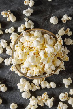 Bir bardak tuzlu patlamış mısır. Koyu arka plan. Seçici odak. Hızlı 