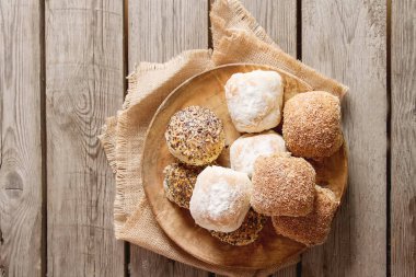 Taze ev yapımı ekmek buğday üzerinden. Koyu arka plan. Bir ahşap tepsi.