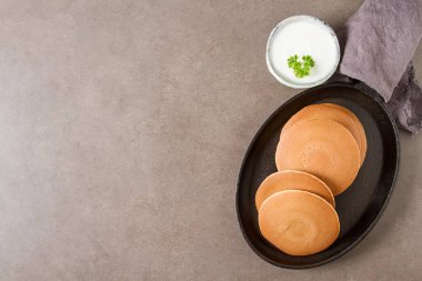 Kahvaltı seçeneği. Amerikan krep. Ülke stil. Karanlık backgro