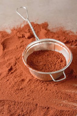 Bir kil kase çikolata ve pişirme için doğal kakao tozu. Co
