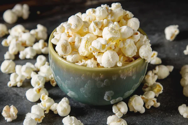 Gesalzenes Popcorn in einer Tasse. dunkler Hintergrund. Selektiver Fokus. schnell — Stockfoto