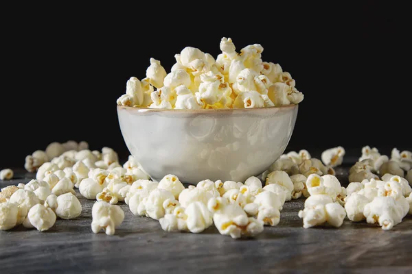 Salted popcorn in a cup. Dark background. Selective focus. Fast — Stock Photo, Image