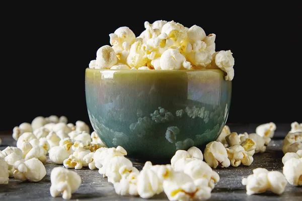 Gesalzenes Popcorn in einer Tasse. dunkler Hintergrund. Selektiver Fokus. schnell — Stockfoto