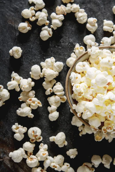Gesalzenes Popcorn in einer Tasse. dunkler Hintergrund. Selektiver Fokus. schnell — Stockfoto
