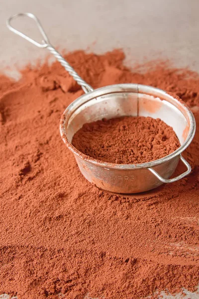 天然可可粉中的巧克力和烘烤的粘土碗。Co — 图库照片