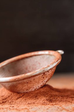 Bir elek çikolata ve pişirme için doğal kakao tozu. Kopya s