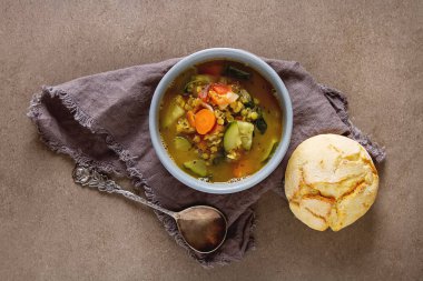 Bir arka plan üzerinde seramik bir kasede mercimek kış Detoks çorbası.