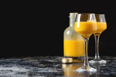 Geleneksel İtalyan sarı yumurta likörü, Bombardino. Karanlık backgrou