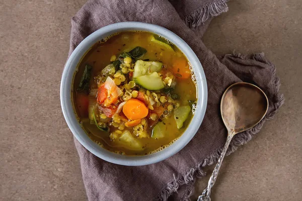 Bir arka plan üzerinde seramik bir kasede mercimek kış Detoks çorbası.