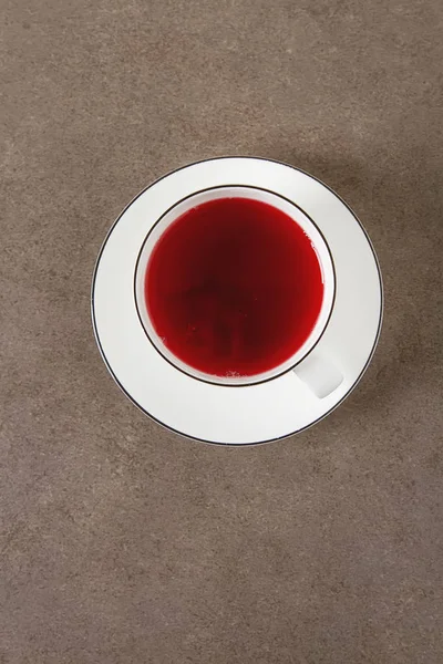 Hibiscus de té rojo original en una taza karémica blanca. Comida neta, weig —  Fotos de Stock