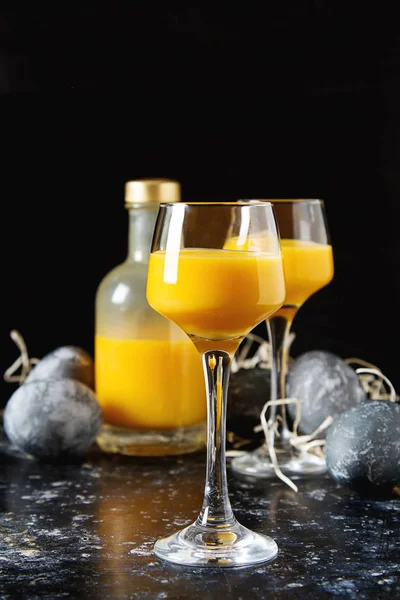 Traditional Italian yellow egg liquor, Bombardino. Dark backgrou — Stock Photo, Image