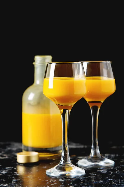 Traditional Italian yellow egg liquor, Bombardino. Dark backgrou — Stock Photo, Image