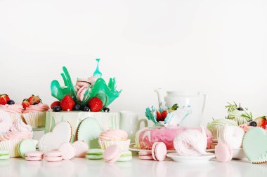 Çikolata Pastalar, kekler, meringues, bademli kurabiye ve bisküvi