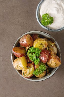 Otlar ve zeytin oi sarımsak ile çok renkli patates pişmiş vücut