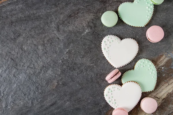 Pliki cookie w formie serca. Ciemne tło. Walentynki. — Zdjęcie stockowe