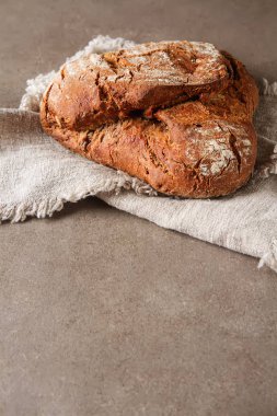 Taze ev yapımı Fransız siyah ekmek. Koyu arka plan.