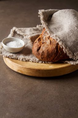 Taze ev yapımı Fransız siyah ekmek. Koyu arka plan.