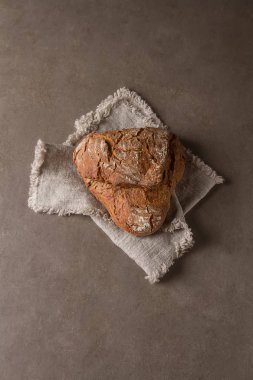 Taze ev yapımı Fransız siyah ekmek. Koyu arka plan.