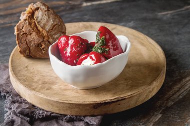 Yumuşak peynir ile antipasti meze tatlı kiraz biber dolması