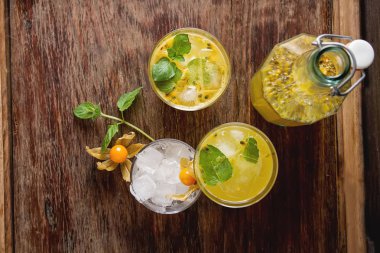 Alkollü kokteyl ile taze tutku meyve nane ve buz ile. D