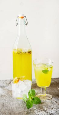 Alkollü kokteyl ile taze tutku meyve nane ve buz ile. D