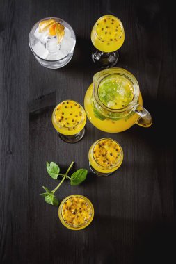 Alkollü kokteyl ile taze tutku meyve nane ve buz ile. D