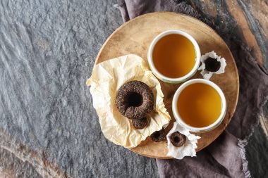 Porselen Çin bardak, çelik çay kaşığı. Siyah, yeşil, puerh, ool